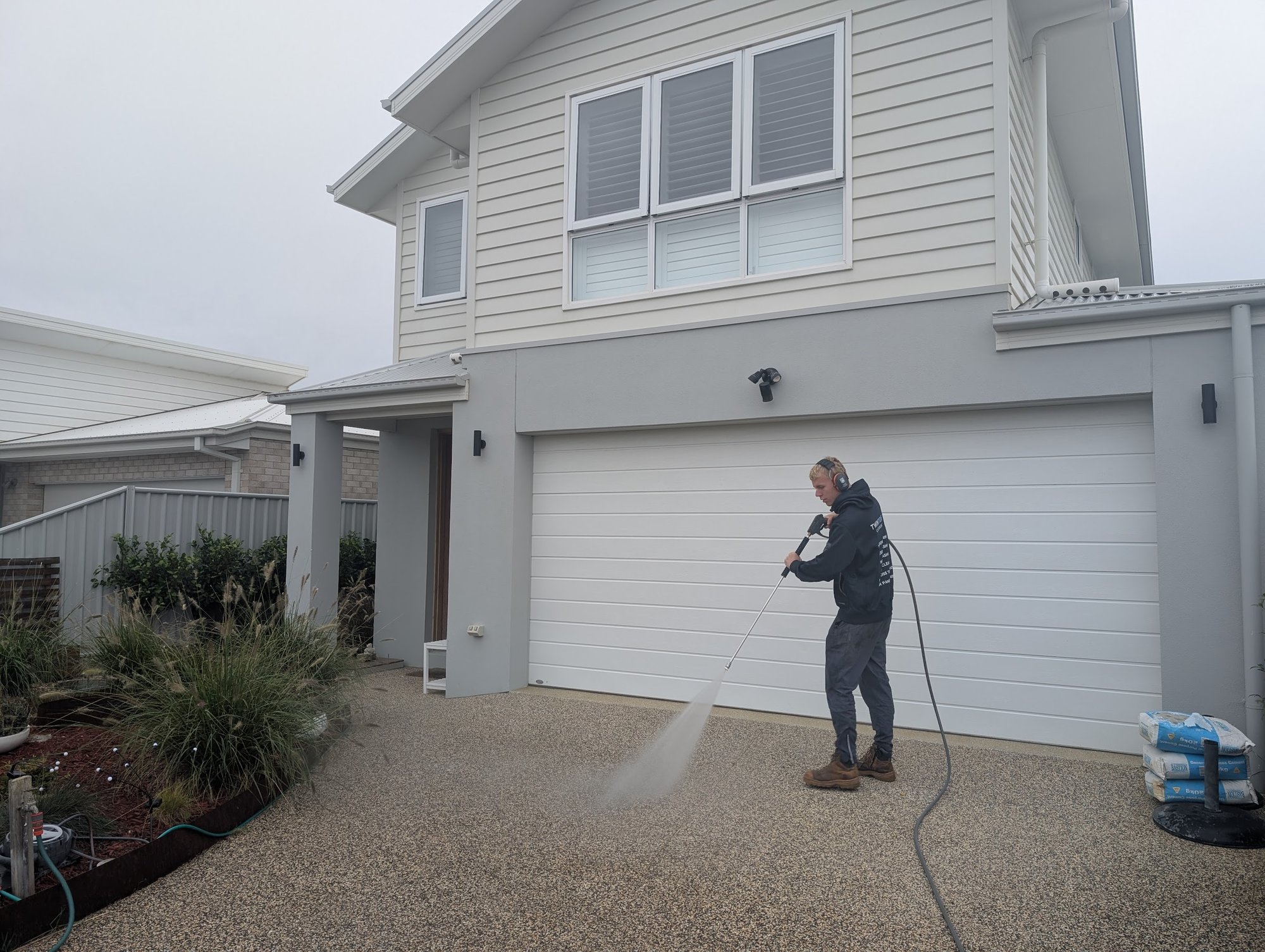Driveway pressure wash — bayside Geelong — Whole-of-driveway concrete clean on a coastal Geelong home — colour back, salt grime gone.